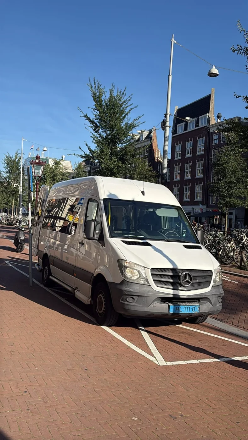 Luchthavenvervoer met onze aangepaste taxibus