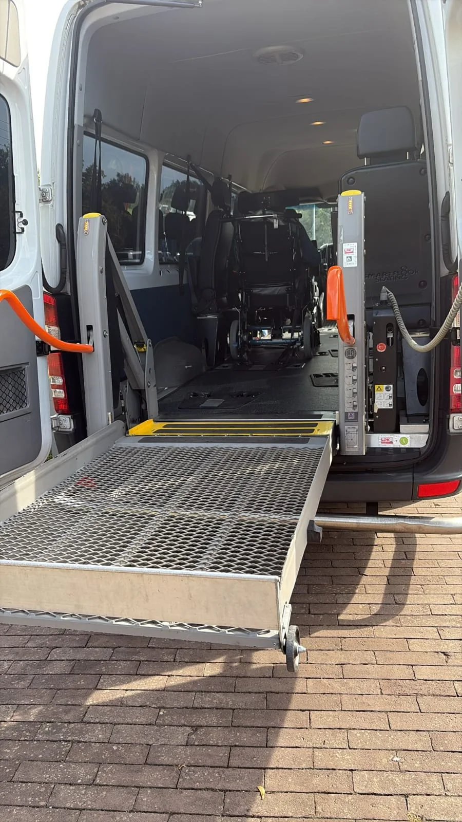 Ziekenhuis & zorg met onze aangepaste taxibus